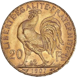 Coq marchant à gauche.