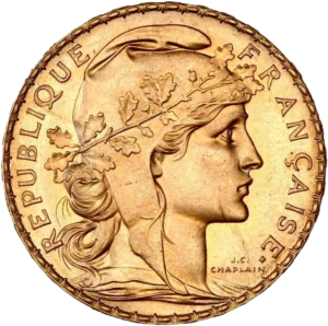 Coq marchant à gauche.