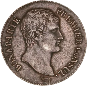 Tête nue de Napoléon Ier à droite.