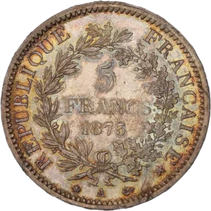 Hercule debout de face avec la léonté, unissant la Liberté debout à gauche et l'Egalité à droite.