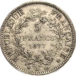 Hercule debout de face avec la léonté, unissant la Liberté debout à gauche et l'Egalité à droite.