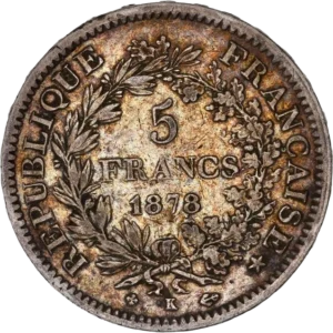 Hercule debout de face avec la léonté, unissant la Liberté debout à gauche et l'Egalité à droite.