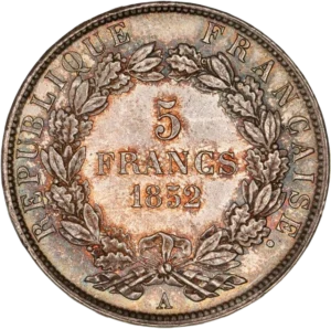 L'inscription "5 francs 1852" dans une couronne végétale.