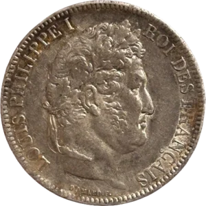 Tête laurée de Louis Philippe Ier à droite.