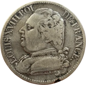 Buste habillé de Louis XVIII à gauche.