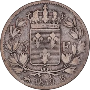 Écu de france couronné et entouré d'une couronne végétale.