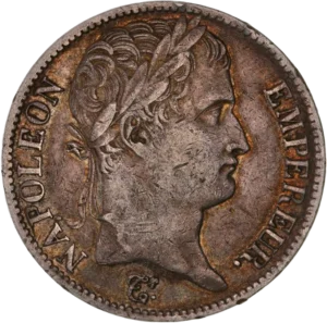 Tête laurée de Napoléon Ier à droite.