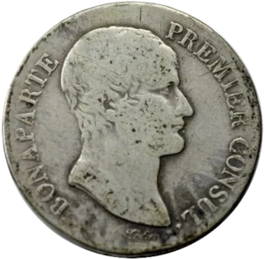 Tête nue de Napoléon Ier à droite.