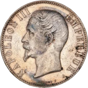 Tête nie de Napoléon III à gauche.