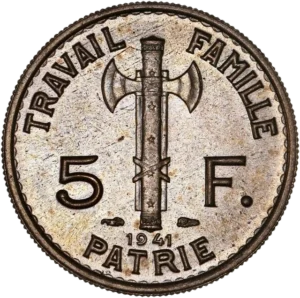 5F accostant un bâton de maréchal noué par un lacet à deux francisques.