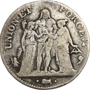 Hercule, debout de face avec la léonté, unissant la Liberté à droite et l'Égalité à gauche.