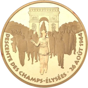 Avec en arrière-plan Notre-Dame de Paris, représentation du char Romilly appartenant qui participa à la libération de Paris, avec au centre des résistants à brassards FFI, armes à la main.