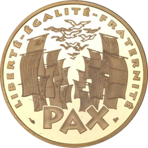 8 MAI / 1945 sur deux drapeaux français entrecroisés à la base.