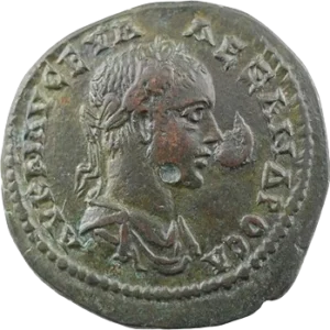 AV K M AV CEV A – ΛEΞANΔΡOC Λ. Buste lauré et drapé d'Alexandre Sévère à droite.