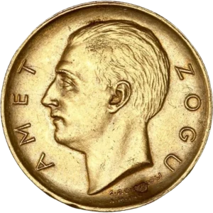 Tête de Zog Ier à gauche.