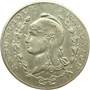 Tête de la République, à gauche, coiffé d’un bonnet phrygien, entourée d'une couronne végétale.