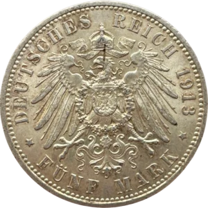 Un aigle aux ailes déployées et couronné, tenant en son centre les armoiries.