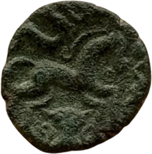 Cheval passant à droite ; entre les jambes, un bucrane ; au-dessus, un petit animal.