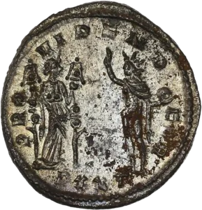 Fides debout à droite, tenant une enseigne militaire dans chaque main, face à Sol debout à gauche, la main droite levée et tenant un globe.