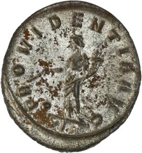 La providence debout à gauche tenant un sceptre et une corne d'abondance. A ses pieds, un globe.