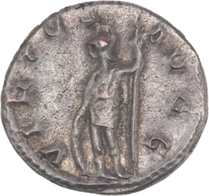 Virtus à gauche, tenant une lance et un bouclier