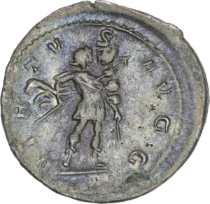 Gallien debout de face tourné à droite, vêtu militairement, le manteau flottant au vent, tenant une enseigne et une haste transversale.