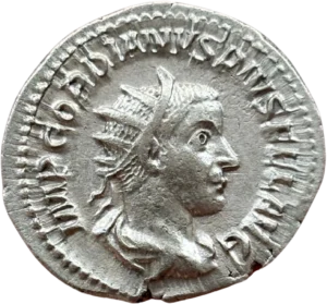 Buste drapé, cuirassé et radié de Gordien III à droite.