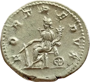 Fortuna (la Fortune) assise à gauche, tenant un gouvernail et une corne d'abondance.