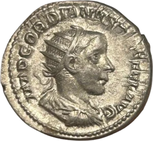Buste radié et cuirassé de Gordien III à droite.
