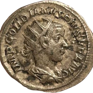 Buste radié et cuirassé de Gordien III à droite.
