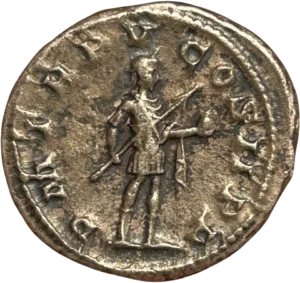 L'empereur, en habit militaire, debout à droite, tenant un globe de la main gauche et une haste transversale de la droite.