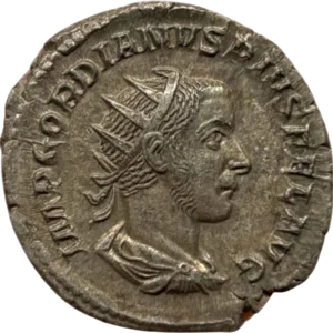 Buste drapé, cuirassé et radié de Gordien III à droite.