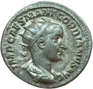 Buste drapé, cuirassé et diadémé de Gordien III à droite.