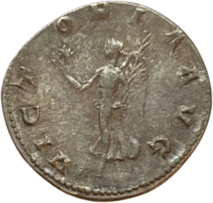 Victoria (la Victoire) allant à gauche, tenant une palme de la main gauche et brandissant une couronne dans la droite.