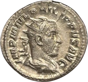 Felicitas debout à gauche, tenant un caducée et une corne d'abondance.