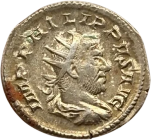 Buste radié, drapé et cuirassé de Philippe Ier à droite.