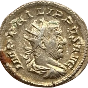 Buste radié, drapé et cuirassé de Philippe Ier à droite.