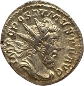 Buste radié, drapé et cuirassé de Postume à droite.