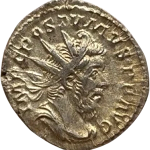 Buste radié, drapé et cuirassé de Postume à droite.