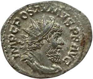 Buste radié, drapé et cuirassé de Postume à droite.