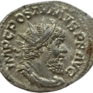 Buste radié, drapé et cuirassé de Postume à droite.