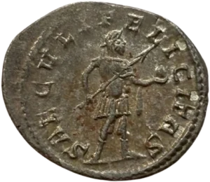 Postume debout de face, tourné à droite, lauré et vêtu militairement, tenant un globe de la main gauche et une haste transversale de la main droite.