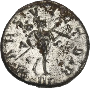 Mars victorieux avançant à droite, en tenant une haste et un trophée.