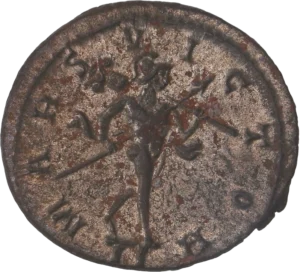 Mars victorieux avançant à droite, en tenant une haste et un trophée.