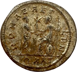 L'Empereur debout à droite recevant une victoriola de la main droite de Rome (Roma), casquée, assise à gauche sur un bouclier et tenant un sceptre de la main gauche.