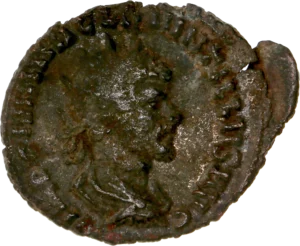 Buste radié, drapé et cuirassé de Quintille à droite.