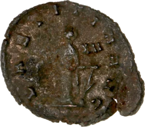 Laetitia tournée à gauche, tenant une proue de bateau.