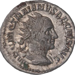 Buste drapé, cuirassé et diadémé de Trajan Dèce à droite.