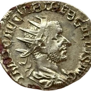 Buste radié, drapé et cuirassé de Trébonien Galle à droite.