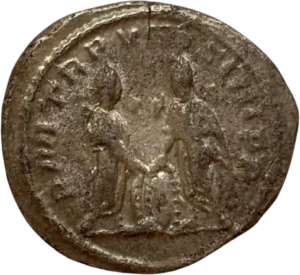 Valérien Ier et Gallien, laurés, debout, en habit militaire, face à face entre deux boucliers sur lesquels deux hastes verticales sont posées